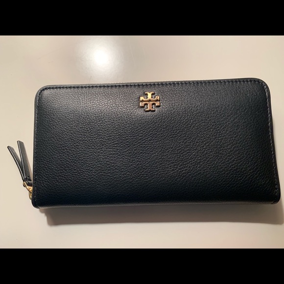 Tory Burch Handbags - Tory Burch Robinson Zip Wallet